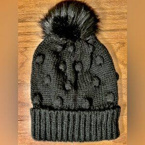 Black Knit Popcorn Pom Pom Hat with Fur Pom On Top **BRAND NEW!!🎁**